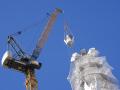 Una grúa coloca la última pieza de la torre de Jesucristo de la Sagrada Familia