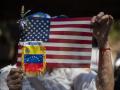 Manifestantes sostienen banderas de Venezuela y Estados Unidos durante una marcha estudiantil para exigir la liberación de los presos políticos en el Día Nacional de la Juventud en Caracas, Venezuela