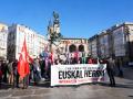 Los sindicatos ELA, LAB y Steilas se concentran en la plaza de la Virgen Blanca de Vitoria-Gasteiz contra un acto de Vox