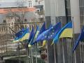 Banderas de Ucrania en la puerta del Parlamento Europeo