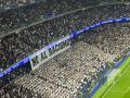 Pancarta de 'No al racismo. Respect' en el Bernabéu
