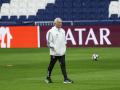 El entrenador del Benfica, José Mourinho, durante el entrenamiento del pasado martes en el Bernabéu