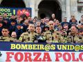 Bomberos de Ferrol durante una concentración bajo el lema ‘¡Todos somos Polo!’, a 26 de febrero de 2026, en Ferrol, Galicia (España). Los grupos municipales del PSOE, BNG y Ferrol en Común han registrado una moción conjunta que se debatirá en el pleno de este jueves, para abordar las consecuencias del incendio registrado la madrugada del pasado jueves, 19 de febrero, en el barrio de Recimil, que se saldó con la muerte de un joven de 19 años y un bombero herido, con la amputación de una de sus extremidades.

Raúl Lomba / Europa Press
26 FEBRERO 2026;FERROL;INCENDIO;RECIMIL;
26/2/2026