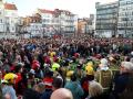 Bomberos de Ferrol acompañados de decenas de personas durante una concentración bajo el lema ‘¡Todos somos Polo!’, a 26 de febrero de 2026, en Ferrol, Galicia (España). Los grupos municipales del PSOE, BNG y Ferrol en Común han registrado una moción conjunta que se debatirá en el pleno de este jueves, para abordar las consecuencias del incendio registrado la madrugada del pasado jueves, 19 de febrero, en el barrio de Recimil, que se saldó con la muerte de un joven de 19 años y un bombero herido, con la amputación de una de sus extremidades.

Raúl Lomba / Europa Press
26 FEBRERO 2026;FERROL;INCENDIO;RECIMIL;
26/2/2026