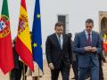 El presidente del Gobierno, Pedro Sánchez (d), junto al primer ministro de la República de Portugal, Luís Montenegro (i), a su llegada a la XXXVI Cumbre Hispano-Lusa celebrada este viernes en el Monasterio de La Rábida, en la localidad onubense de Palos de La Frontera. EFE/Alberto Díaz