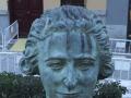 Detalle del busto vandalizado de Clara Campoamor