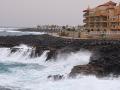 El paseo marítimo de una playa de Fuerteventura con oleaje