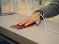 Viajero entregando pasaporte en un aeropuerto