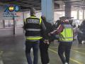 Uno de los jóvenes logró escapar de un vehículo en marcha cuando el arrestado le practicó tocamientos