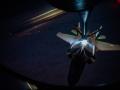 Un F-35 Lightning II de la Fuerza Aérea de Estados Unidos reposta combustible en pleno vuelo durante una misión de combate en la Operación Furia Épica