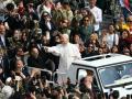 Un momento en que el Papa ha recorrido la plaza en el papamovil