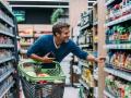 Un hombre eligiendo productos en el supermercado
