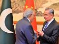 El ministro de Exteriores pakistaní Ishaq Dar saluda a su homólogo chino Wang Yi en Pekín