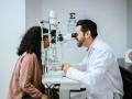 Mujer joven haciendo examen óptico en clínica médica
