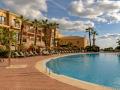 Vista de piscina en un hotel en Punta Umbria, Huelva, España.