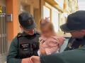 Los agentes de la Guardia Civil visitan a la menor que ya ha sido dada de alta