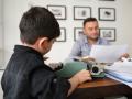 La presencia de niños junto a sus padres humaniza el trabajo de los adultos