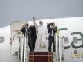 León XIV saluda a los fieles mientras sube a un avión tras oficiar la Santa Misa en el aeropuerto de Bamenda
