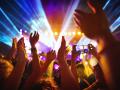 Gente bailando en una discoteca con móviles