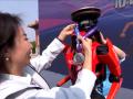 El robot ganador de la maratón de Pekín, de la empresa Honor, recibe su medalla