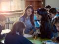 Una educadora en un aula