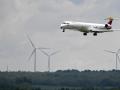 Un avión sobrevuela el Aeropuerto de Burgos, en una imagen de recurso