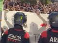 Los Mossos intentan evitar que los radicales se acerquen a la carpa de Vox en Sabadell