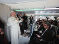 León XIV habla con los periodistas a bordo del vuelo papal de Malabo a Roma