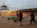 Pescadores iraníes faenando en la playa de Suru, en Bandar Abbas, a lo largo del estrecho de Ormuz