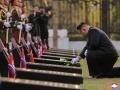 Kim Jong-un pone una flor en la tumba de una soldado norcoreano muerto en Ucrania