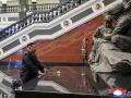 muestra al líder norcoreano Kim Jong Un depositando una flor en el Muro Conmemorativo del Museo Conmemorativo de Hazañas de Combate en las Operaciones Militares en el Extranjero en PyongyangTHIS PICTURE WAS MADE AVAILABLE BY A THIRD PARTY. AFP CAN NOT INDEPENDENTLY VERIFY THE AUTHENTICITY, LOCATION, DATE AND CONTENT OF THIS IMAGE. /