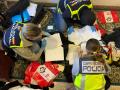 Agentes de la Policía Nacional revisan documentación durante la operación contra una trama de contratos falsos a inmigrantes en Roquetas
