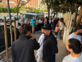 Padres congregados a las puertas del colegio