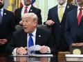 El presidente estadounidense Donald Trump preside un acto para firmar una orden ejecutiva en el Despacho Oval