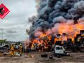Imagen tomada este sábado del incendio declarado en un desguace de Almoradí, Alicante