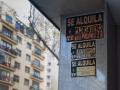 Imagen de archivo de carteles de 'Se alquila' pegados en un edificio
