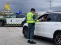 Un Guardia Civil lleva a cabo un control de alcoholemia