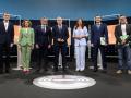 Los participantes en el debate, con los dos presentadores de RTVE: Xabier Fortes y Laura Clavero