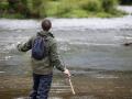 Un hombre durante el comienzo de la campaña de pesca de salmón, en el río Eo