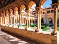 Una religiosa deambula por el claustro románico de su convento