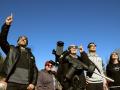 Imagen de archivo de un grupo de personas observando un eclipse parcial de sol en León