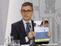 El ministro Félix Bolaños, con el Plan Anual Normativo de 2026 en las manos