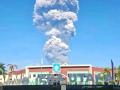 Humo tras la erupción del monte Dukono, visto desde Tobelo, en el norte de Maluku, Indonesia
