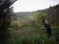 Un hombre durante el comienzo de la campaña de pesca de salmón, en el río Eo