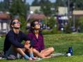 Dos personas disfrutando de un eclipse solar