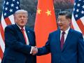 El presidente estadounidense Donald Trump (derecha) estrecha la mano del presidente chino Xi Jinping en el Gran Salón del Pueblo en Pekín