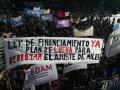 Estudiantes universitarios y trabajadores protestan en la Plaza de Mayo de Buenos Aires