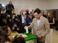 El candidato del PP-A a la reelección al frente de la Junta, Juanma Moreno, ejerce su derecho al voto en el colegio Sagrado Corazón de Jesús de Málaga. A 17 de mayo de 2026 en Málaga, Andalucía (España). Los candidatos a la Presidencia de la Junta de Andalucía de los principales partidos y coaliciones que concurren a las elecciones autonómicas de este domingo 17 de mayo estarán repartidos por diferentes puntos de la comunidad para ejercer su derecho al voto.

Álex Zea / Europa Press
17/5/2026