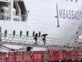 El crucero Ambition atracó este domingo en el puerto gijonés de El Musel