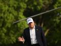 El presidente estadounidense Donald Trump saluda tras bajar del helicóptero Marine One en el jardín sur de la Casa Blanca en Washington, D.C.